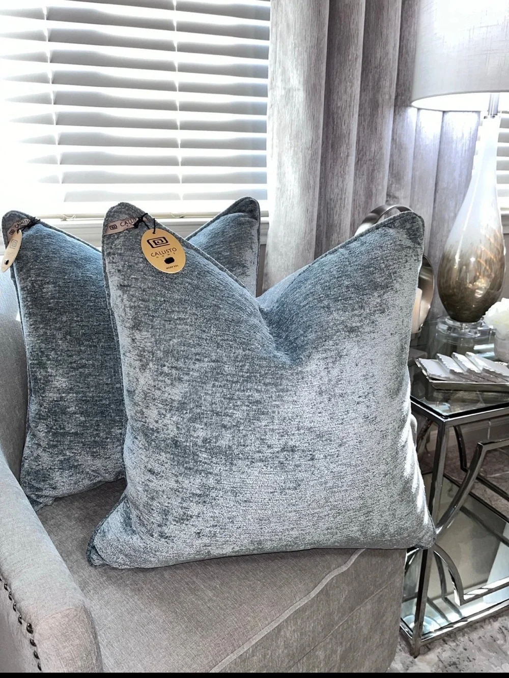 1-NWT CALLISTO HOME TEXTURE VELVET BOUCLE LUXURY DECORATIVE PILLOW (TO3595F12)
